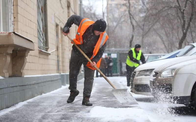 Дворников УК привлекли на уборку снега во дворах Подмосковья