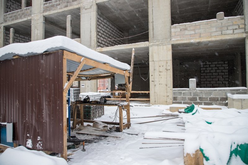 Депутат ГД Сергей Пахомов проверил, как идут работы по строительсву пристройки к школе в Пушкино