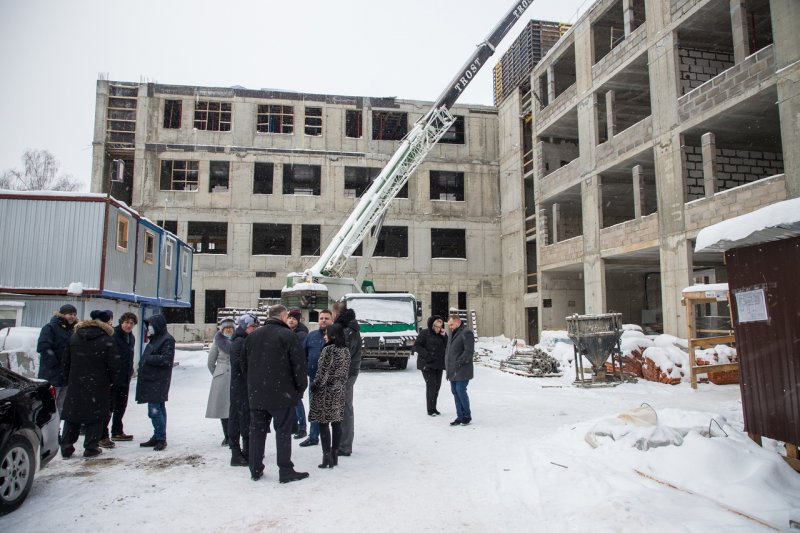 Депутат ГД Сергей Пахомов проверил, как идут работы по строительсву пристройки к школе в Пушкино
