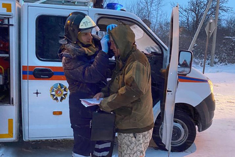 Спасатели Мособлпожспаса деблокировали мужчин, пострадавших в ДТП в Подмосковье