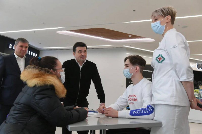 Губернатор проверил работу нового пункта вакцинации от коронавируса в Мытищах