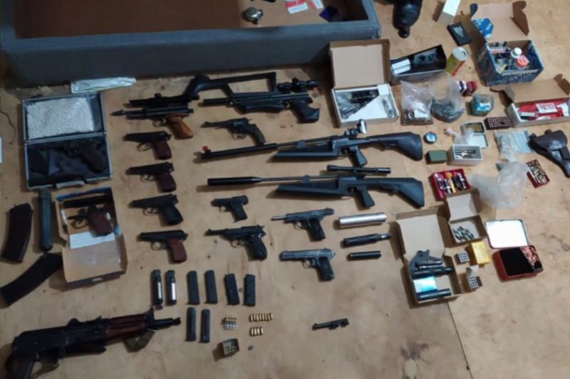В квартире в Солнечногорске нашли арсенал с пистолетами, револьвером и автоматом