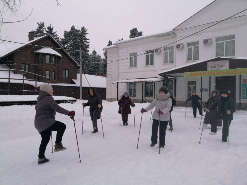 В поселке Челюскинском возобновились занятия по скандинавской ходьбе 