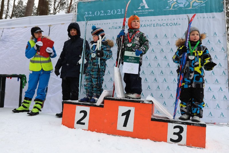 Около 300 спортсменов вышли на старт лыжных соревнований в Быковой роще