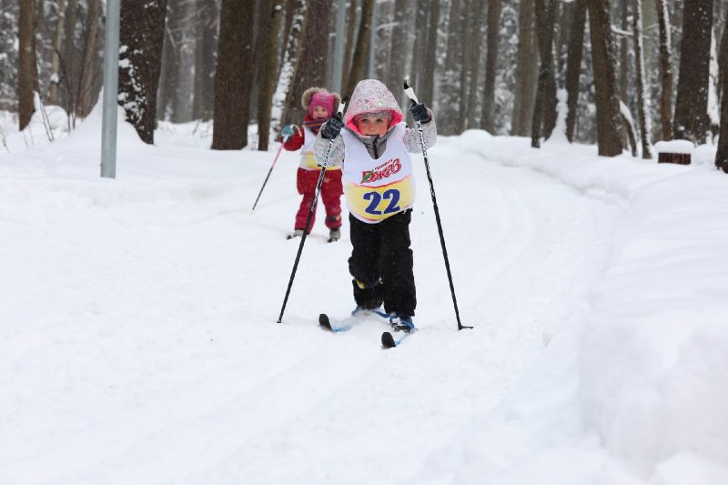 Около 300 спортсменов вышли на старт лыжных соревнований в Быковой роще