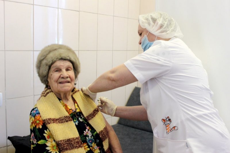 Почти 110 тысяч жителей старшего возраста сделали прививки от коронавируса в Подмосковье