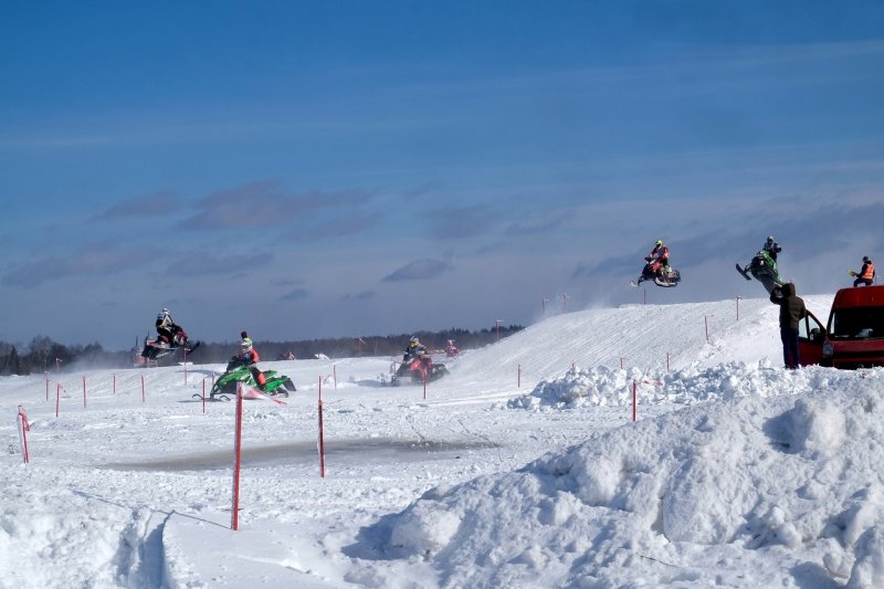 Юбилейные гонки на снегоходах «Снежная Гвардия» собрали более 2,5 тысяч зрителей