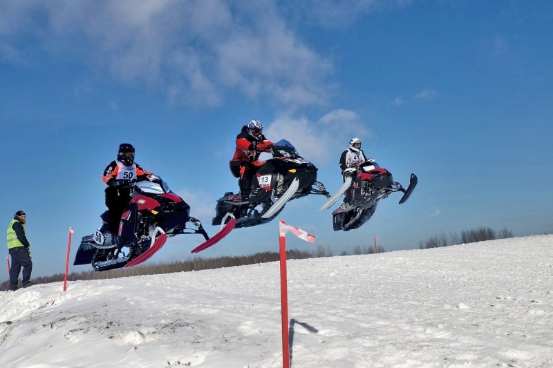 Юбилейные гонки на снегоходах «Снежная Гвардия» собрали более 2,5 тысяч зрителей