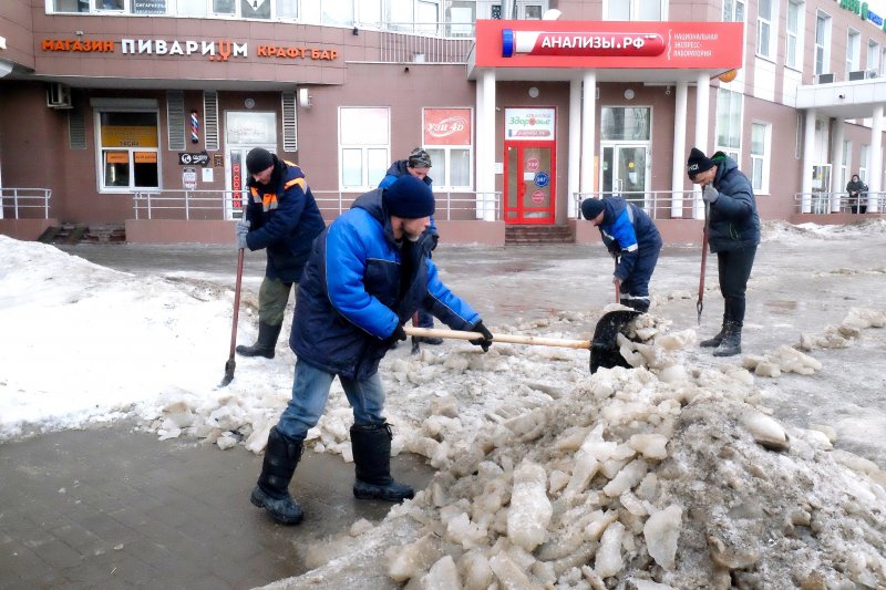 25 единиц дорожной техники и 58 рабочих очистили центр Пушкино от снега и наледи