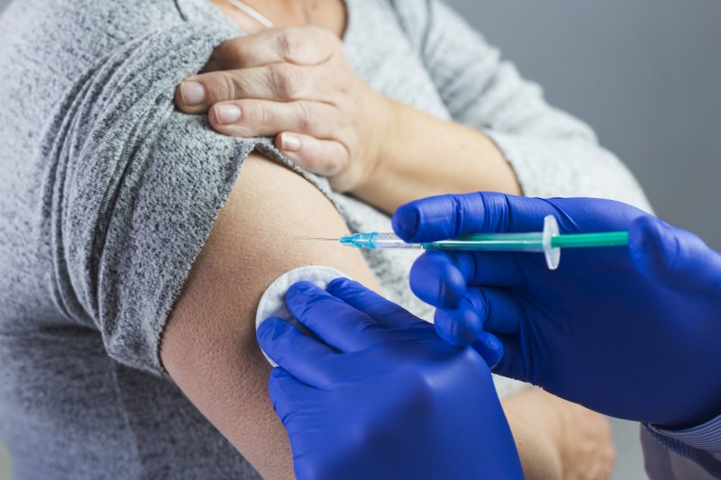 Пожилые жители могут пройти бесплатную вакцинацию от коронавируса в Луховицах