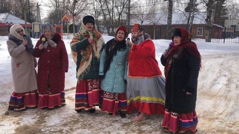 Бабушек и дедушек из Луховиц научили печь блины на мастер-классе