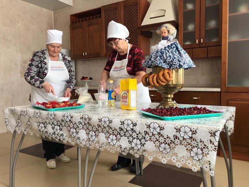 Бабушек и дедушек из Луховиц научили печь блины на мастер-классе