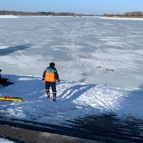 В Дубне спасли двух рыбаков, провалившихся под лед