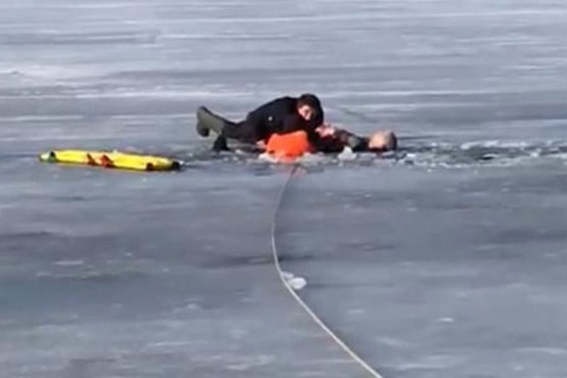 В Дубне спасли двух рыбаков, провалившихся под лед