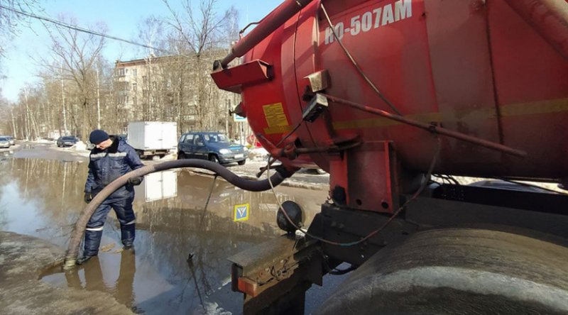 Более 20 кубометров талой воды откачали с пешеходного перехода в Пушкино после жалобы жителя