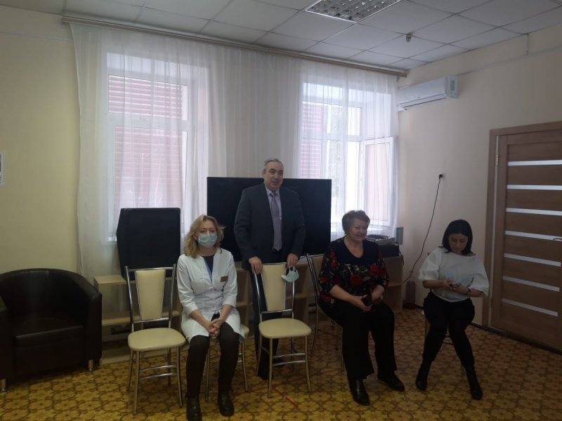 В Пушкино замглавного врача областной больницы рассказал пожилым людям  о вакцинации