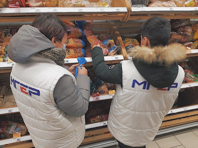 Активисты МГЕР продолжают проверят качество продуктов в магазинах