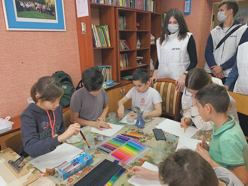 Активисты из Луховиц провели урок рисования для детей из социально-реабилитационного центра