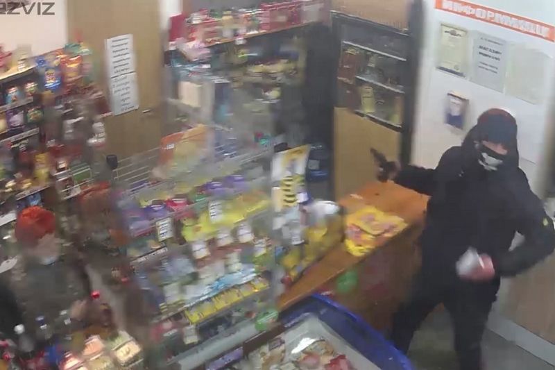 Бандит в Клину ограбил магазин и выстрелил в продавщицу, но пуля попала в её кулон