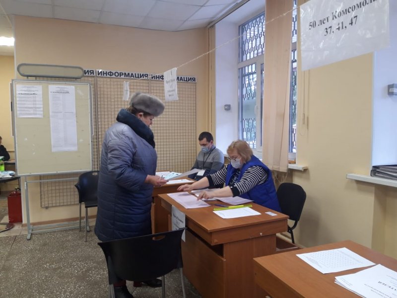 Руководитель хора «Осанна» Тамара Закутская проголосовала за кандидатов в депутаты