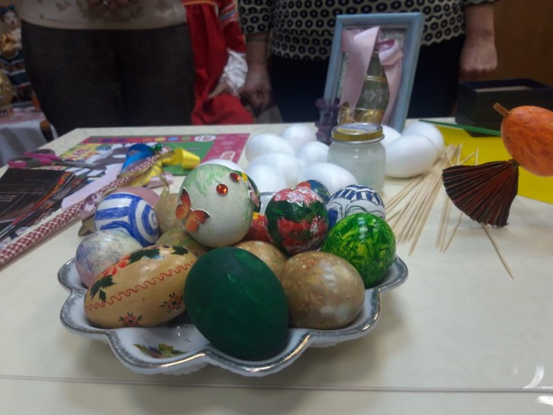 Члены клуба «Активное долголетие» украсили яйца в разных техниках к Пасхе
