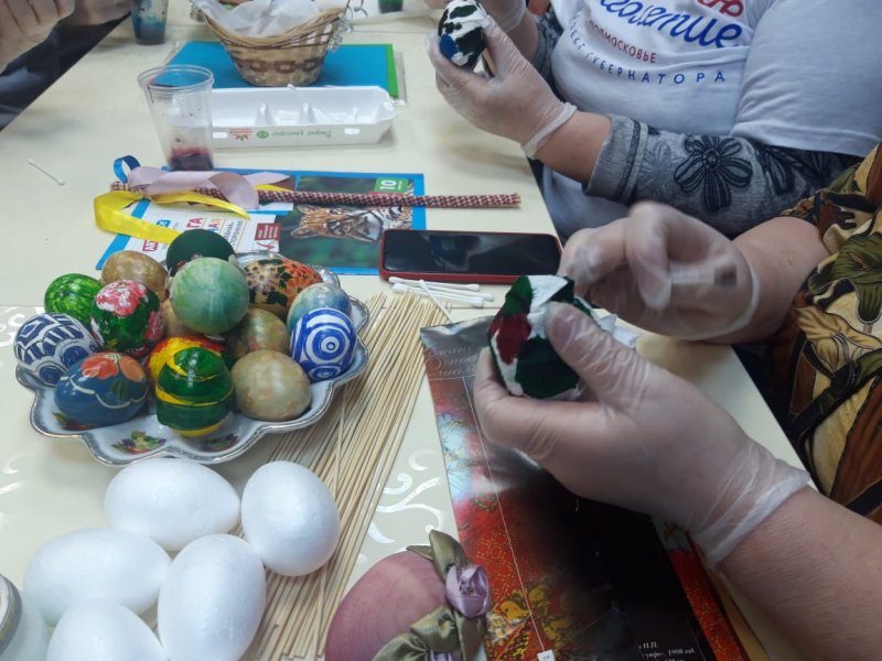 Члены клуба «Активное долголетие» украсили яйца в разных техниках к Пасхе