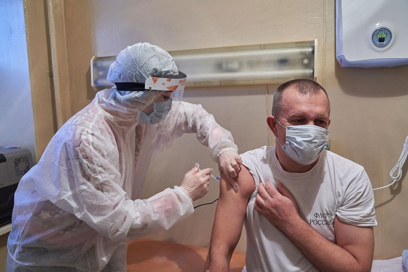 Жителям Подмосковья рассказали, где можно сделать прививку от COVID-19 во время майских праздников