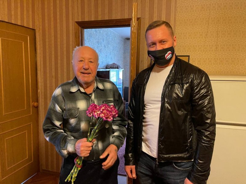 Пушкинского ветерана Великой Отечественной войны поздравили с наступающим Днем Победы