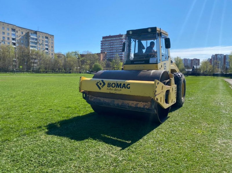 Футбольное поле в Пушкино готовят к летнему сезону