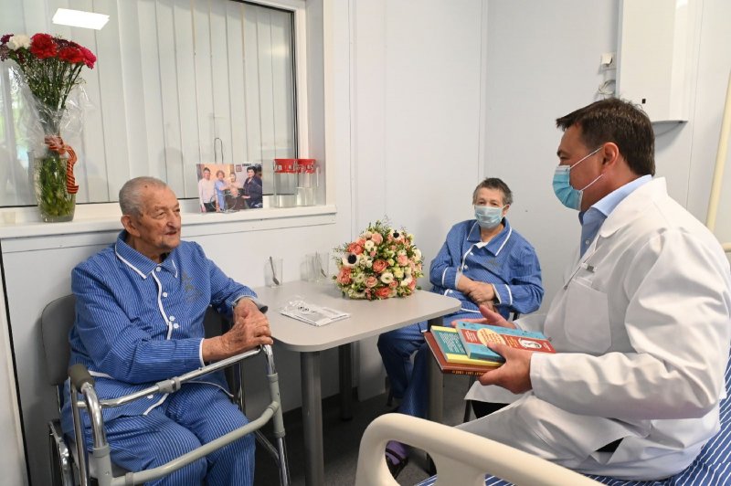 Андрей Воробьёв навестил ветерана из Подольска, отметившего 100-летний юбилей