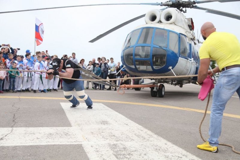Подмосковный стронгмен попробует отбуксировать 40-тонный вертолёт в Люберцах