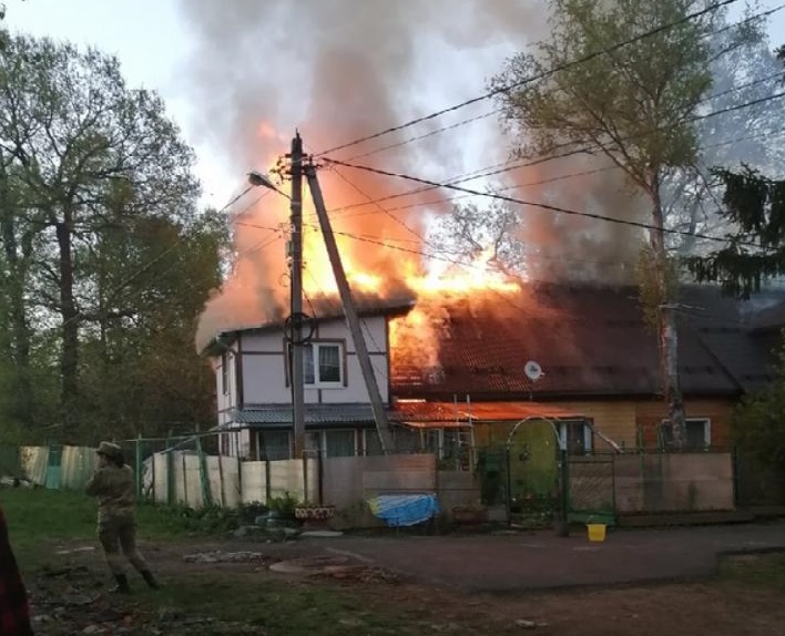 Военнослужащие Росгвардии помогли потушить пожар в посёлке Ашукино Пушкинского округа