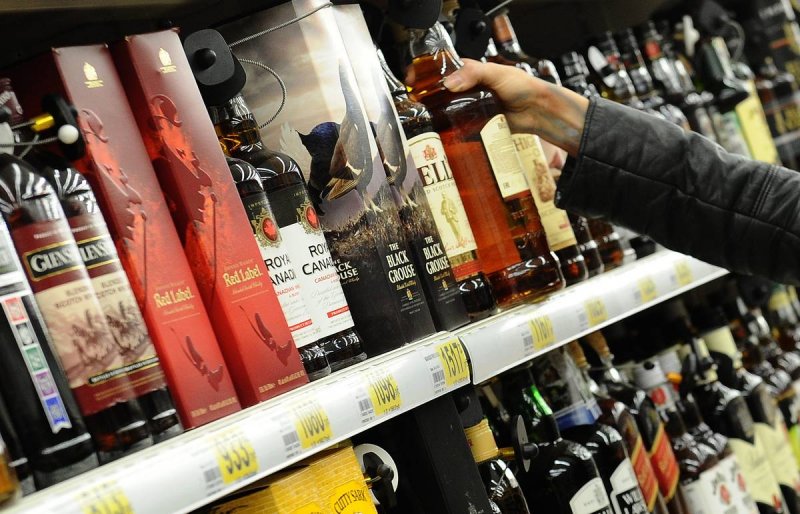 В Пушкино мужчина пытался украсть из магазина около 20 бутылок дорогого алкоголя