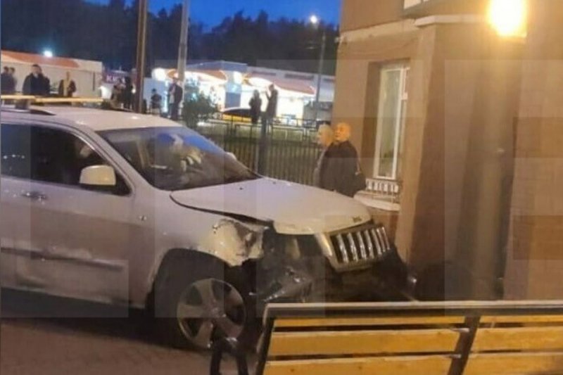В Красногорске водитель внедорожника врезался в жилой дом
