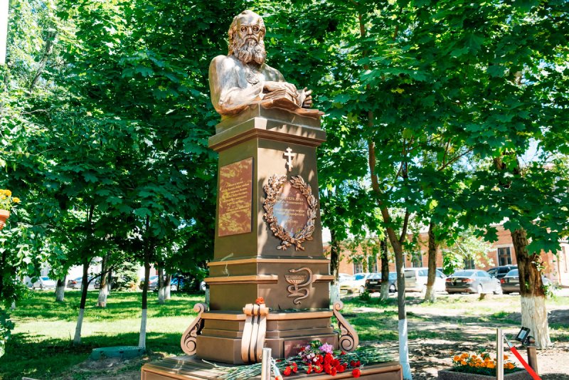 В Ивантеевке установили памятник Луке Крымскому
