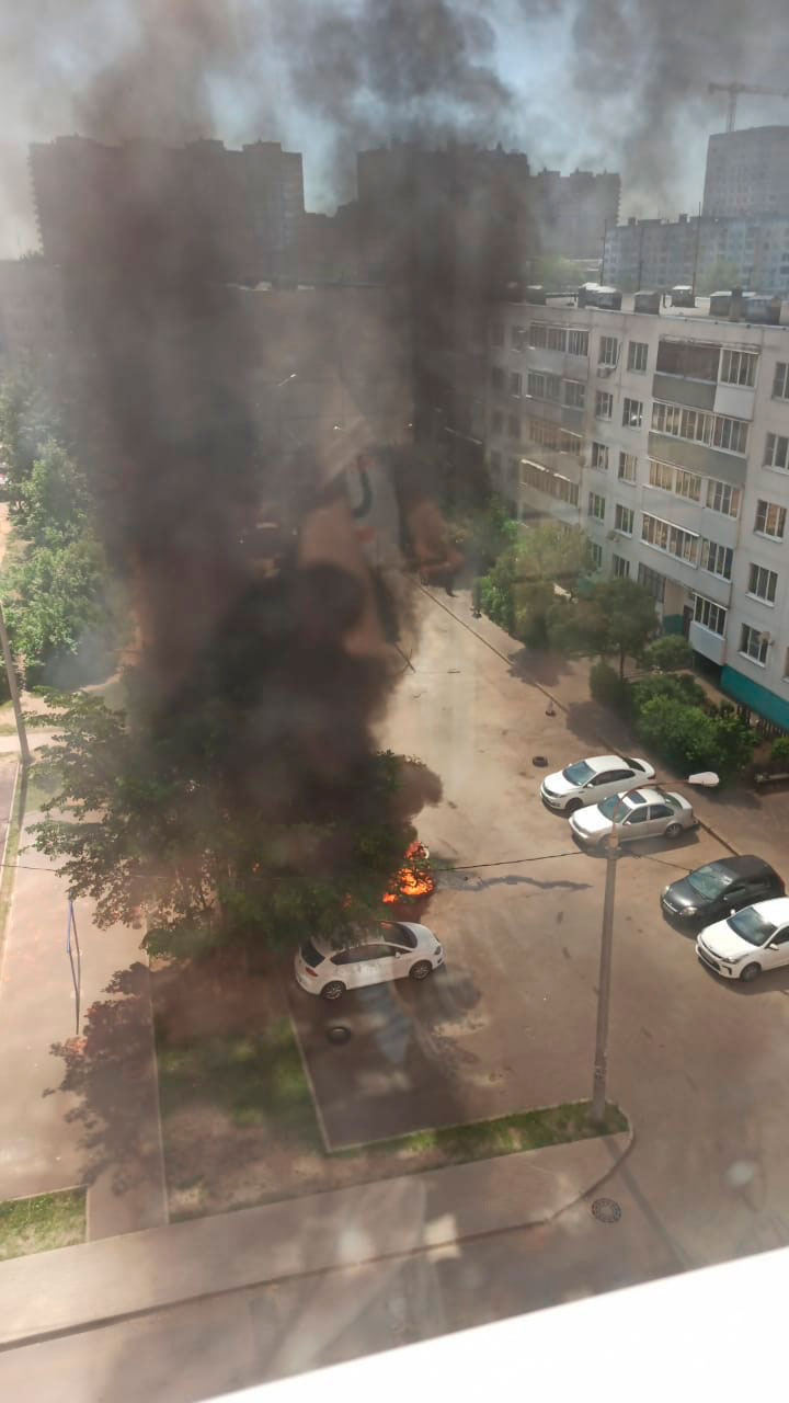 «Газель» сгорела до тла во дворе дома в Ивантеевке