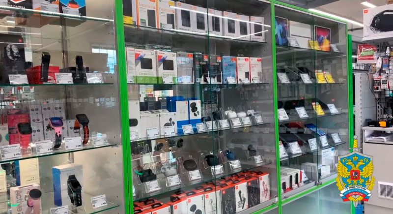 В Подмосковье охранник украл из магазина 11 телефонов и 5 планшетов