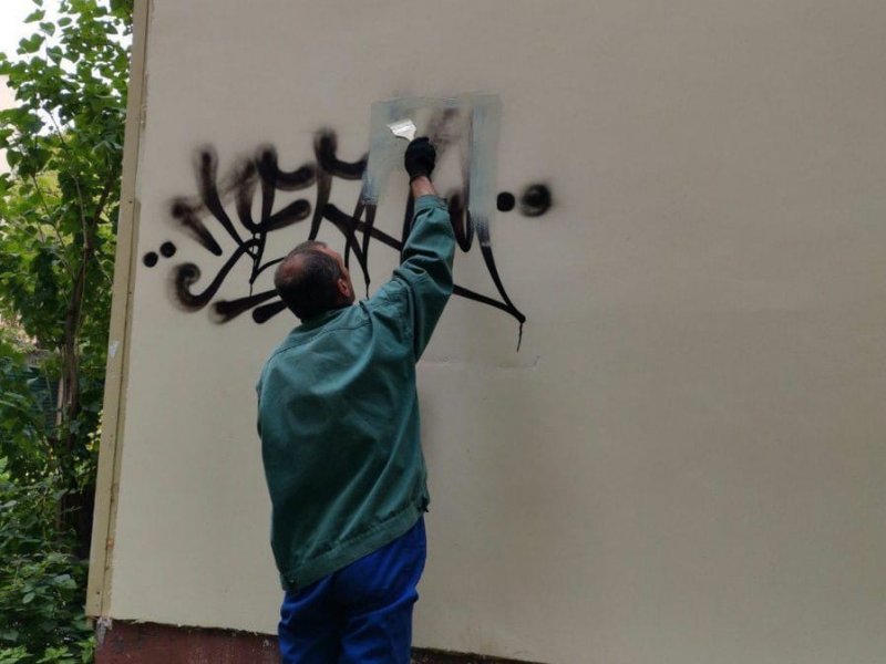 Коммунальные службы Пушкино ведут борьбу с граффитчиками-вандалами