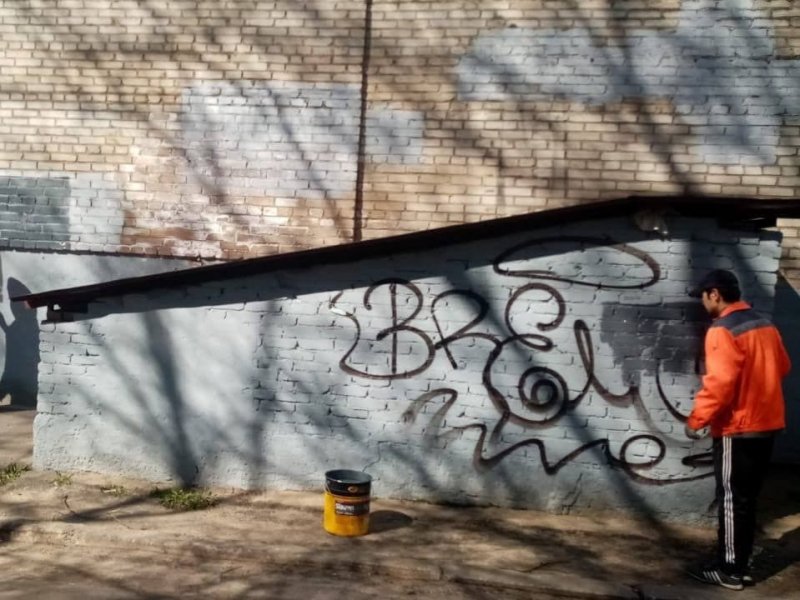 Коммунальные службы Пушкино ведут борьбу с граффитчиками-вандалами
