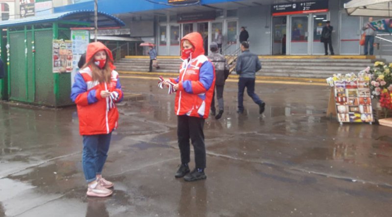 В Пушкино волонтеры раздали жителям ленточки триколор