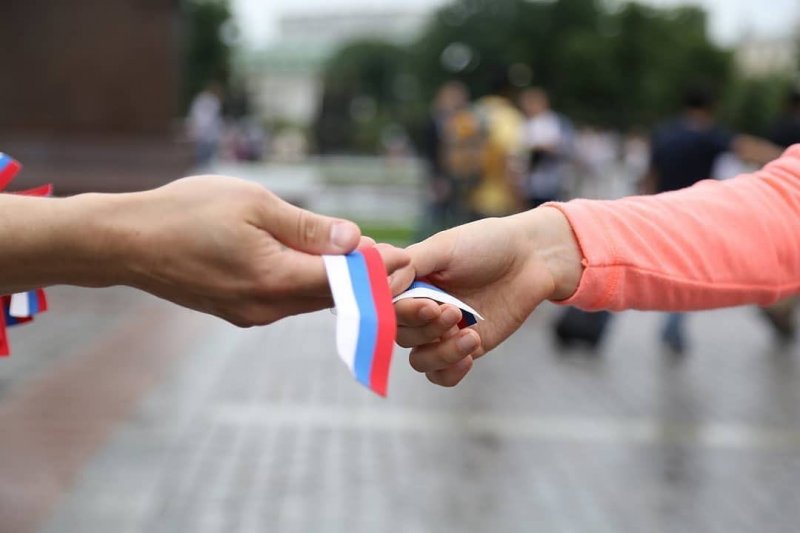 В Пушкино волонтеры раздали жителям ленточки триколор