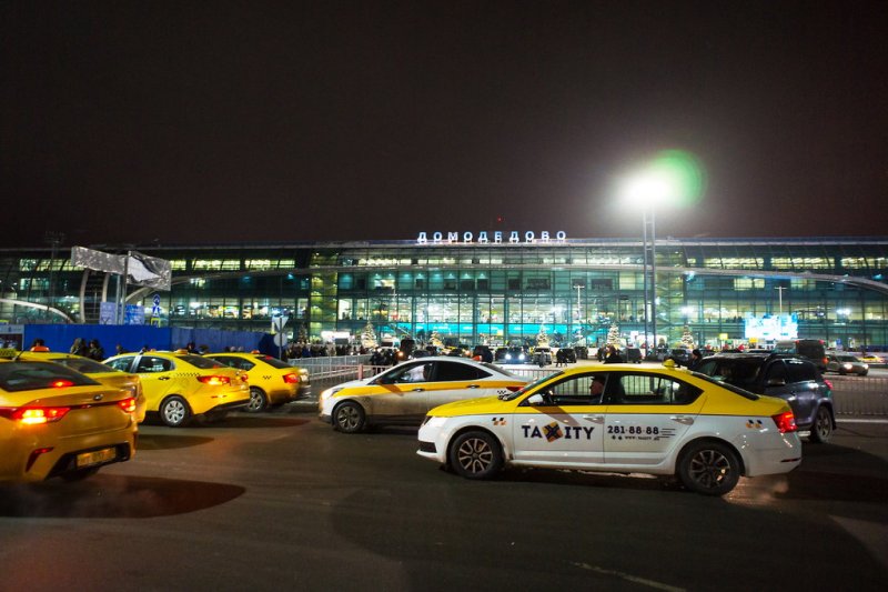 Более 50 нарушений выявили у перевозчиков такси в аэропорту Домодедово