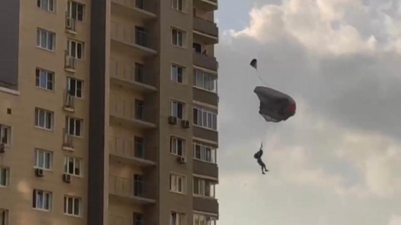 В Балашихе экстремал прыгнул с парашютом с 18 этажа
