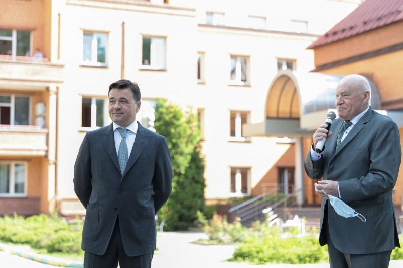 Губернатор Подмосковья и Лео Бокерия поздравили докторов Одинцово с профессиональным праздником