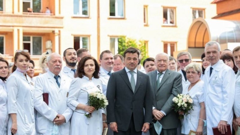 Губернатор Подмосковья и Лео Бокерия поздравили докторов Одинцово с профессиональным праздником