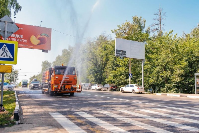 В Пушкинском округе для борьбы с жарой на дороги вышли поливальные машины