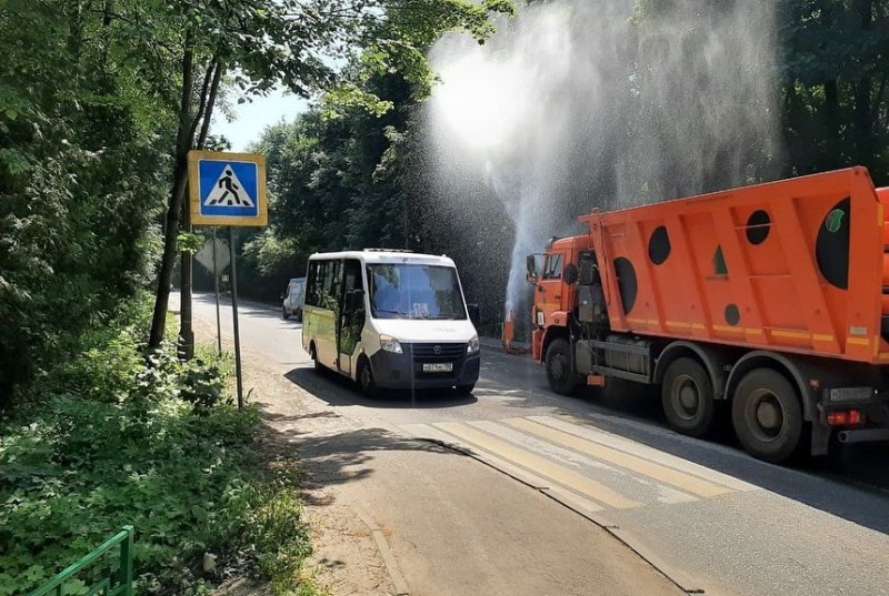 В Пушкинском округе для борьбы с жарой на дороги вышли поливальные машины