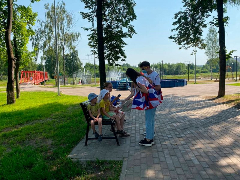 Посетителям парка в Ивантеевке волонтеры раздают воду