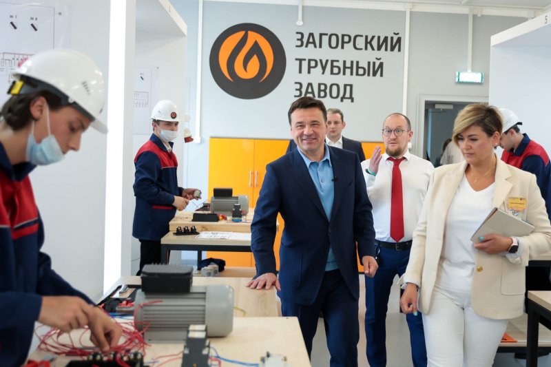Губернатор проверил ход обучения в Ресурсном центре Загорского трубного завода