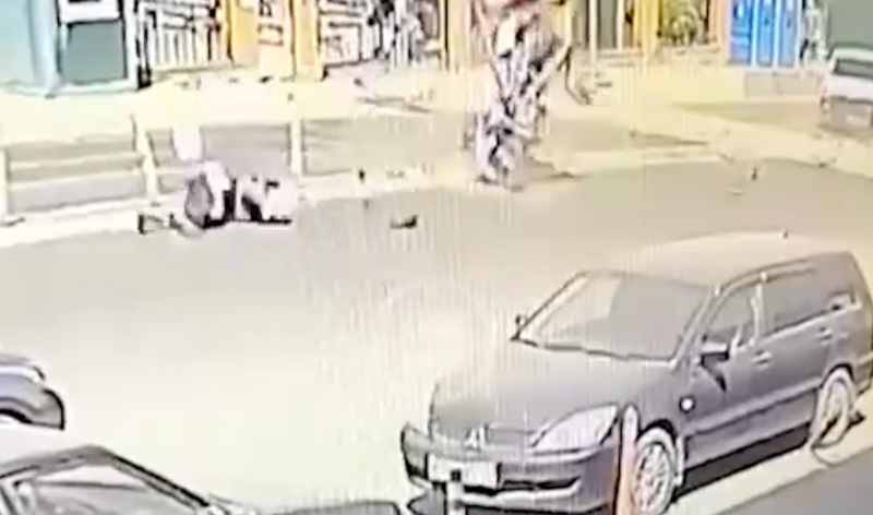Полицейский на мотоцикле в Люберцах врезался в столб после маневра с легковым авто